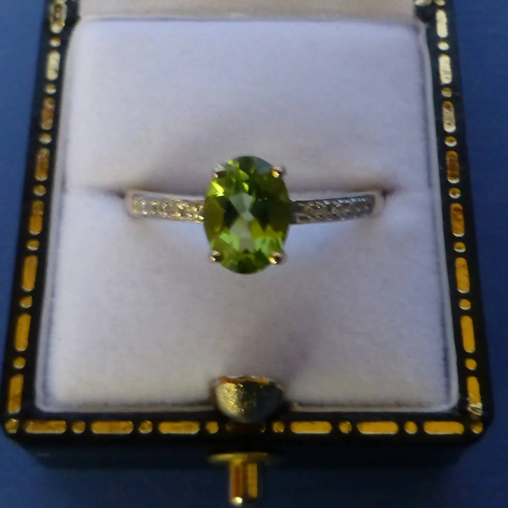 9ct Gold Peridot and Diamond Ring Size M