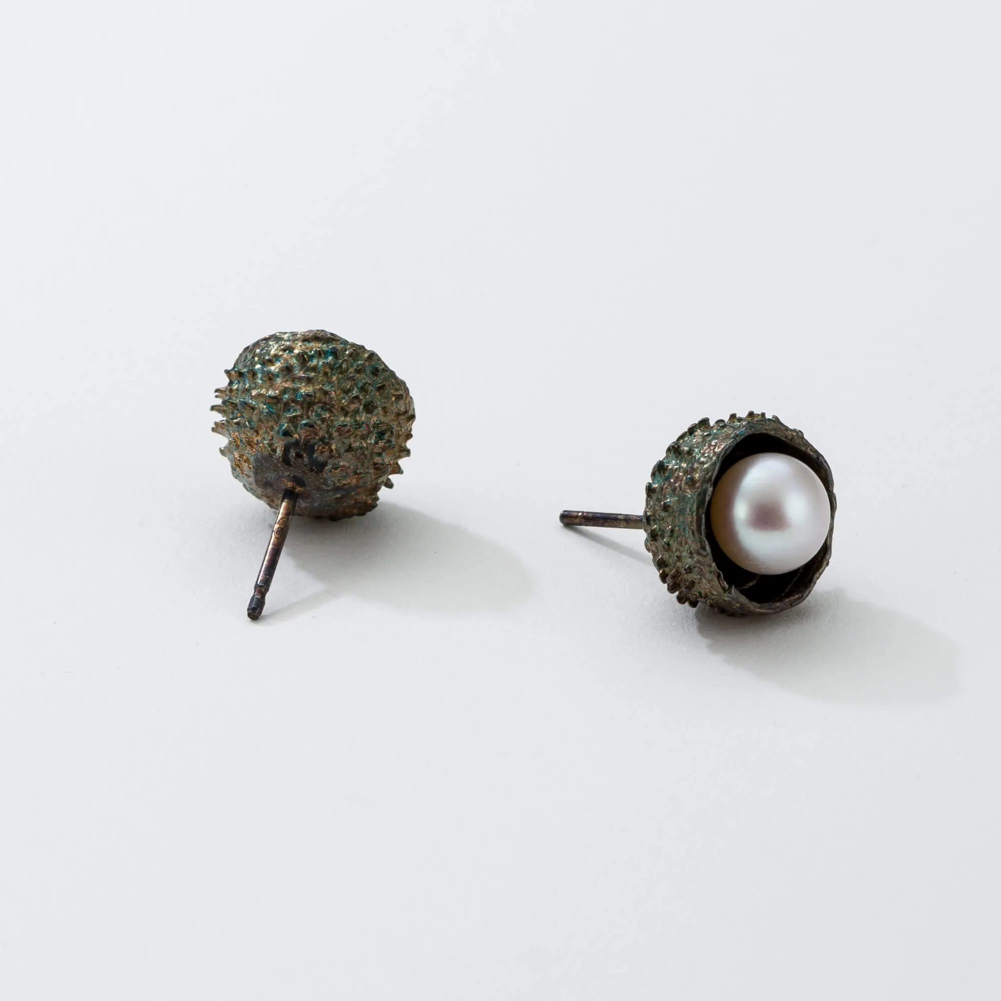 Medium acorns with pearl - stud earrings - silver 925 - rainbow patina