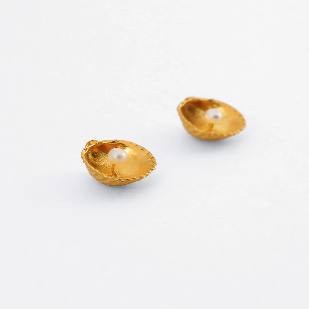 Oyster with pearl - stud earrings - silver 925 - gold plated