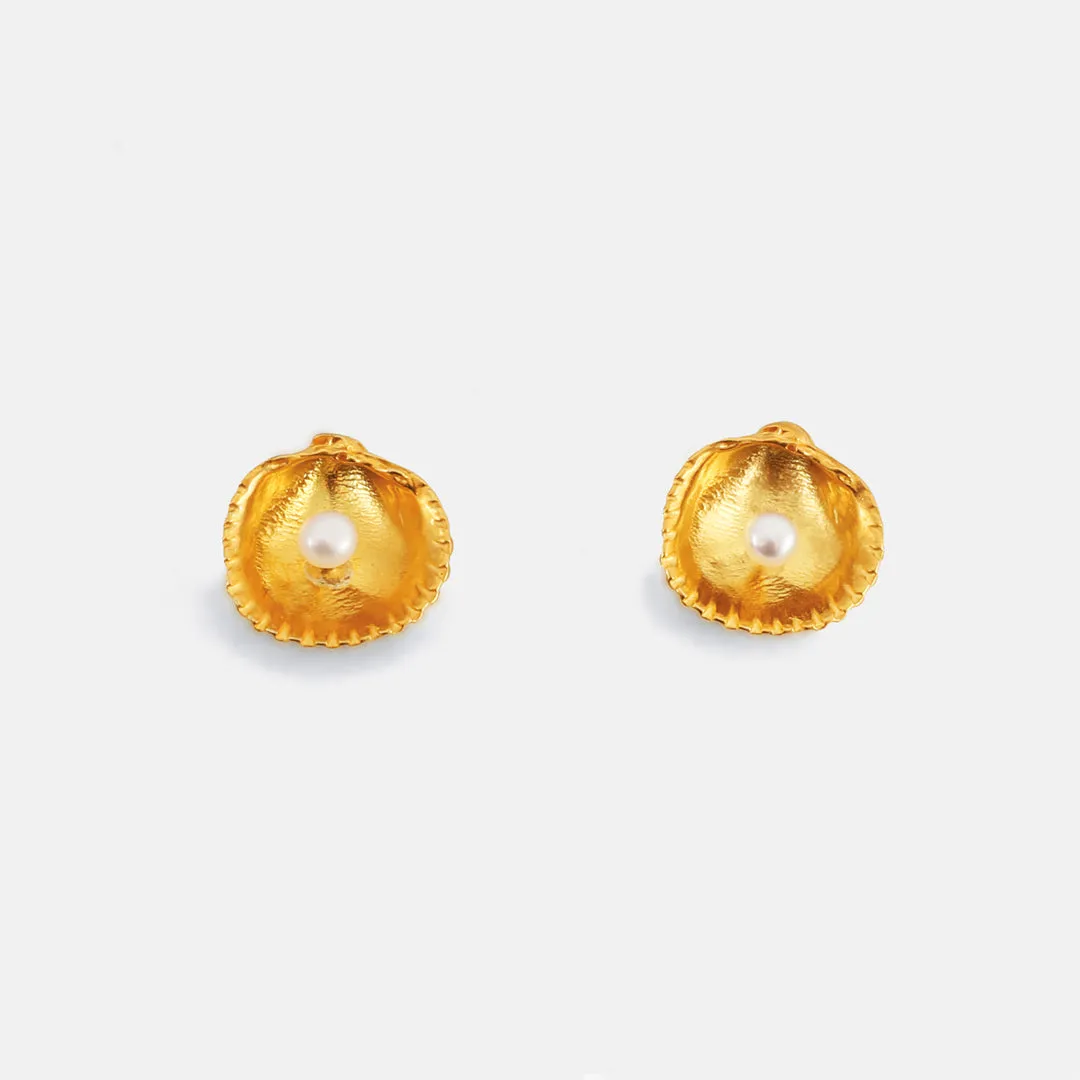 Oyster with pearl - stud earrings - silver 925 - gold plated