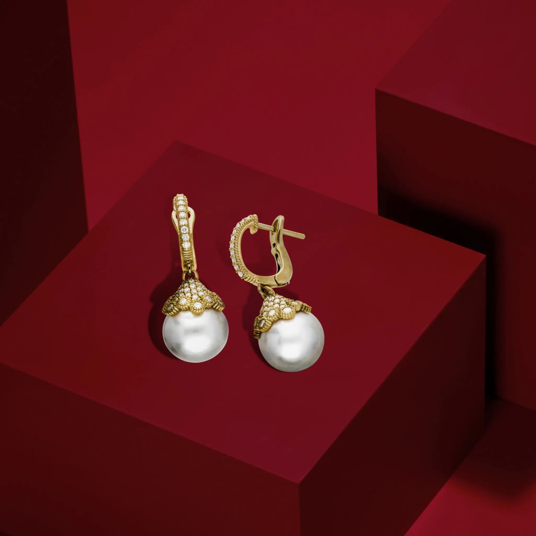 Paloma Small Earrings with Freshwater Pearls and Diamonds in 18K